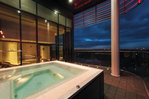 Una piscina cubierta, tumbonas