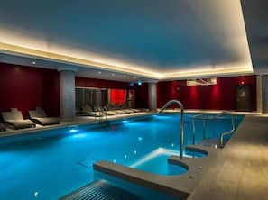 Piscine couverte, chaises longues