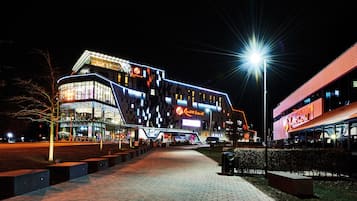 Voorkant accommodatie - avond/nacht