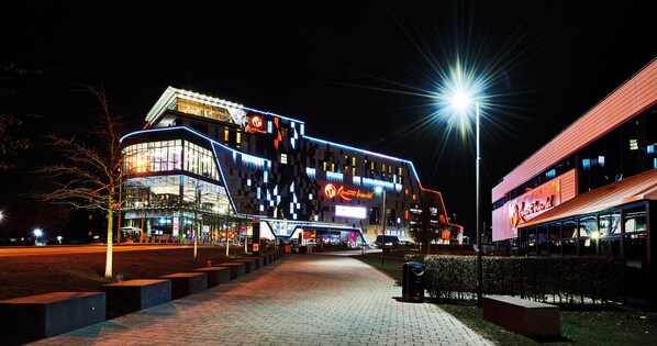 Fassade der Unterkunft – Abend/Nacht