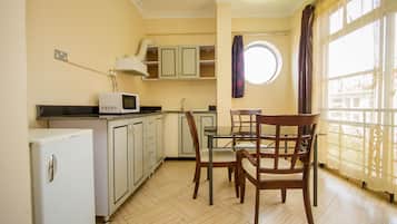 Suite | Desk, free WiFi, bed sheets