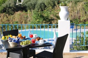 Déjeuner et dîner servis sur place