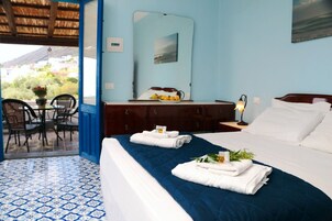 Camera Deluxe con vista mare | Egyptian cotton sheets, premium bedding, minibar, in-room safe