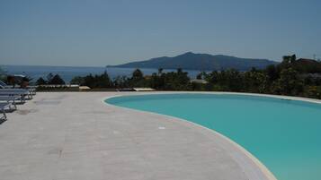 Kauden mukainen ulkouima-allas