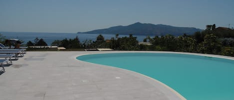 En sÀsongsöppen utomhuspool