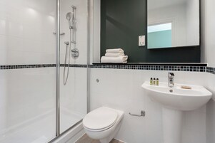 Bureau, fer et planche à repasser, Wi-Fi gratuit, draps fournis