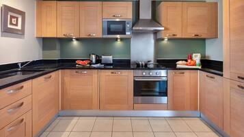 Frigorífico grande, microondas, horno y placa de cocina