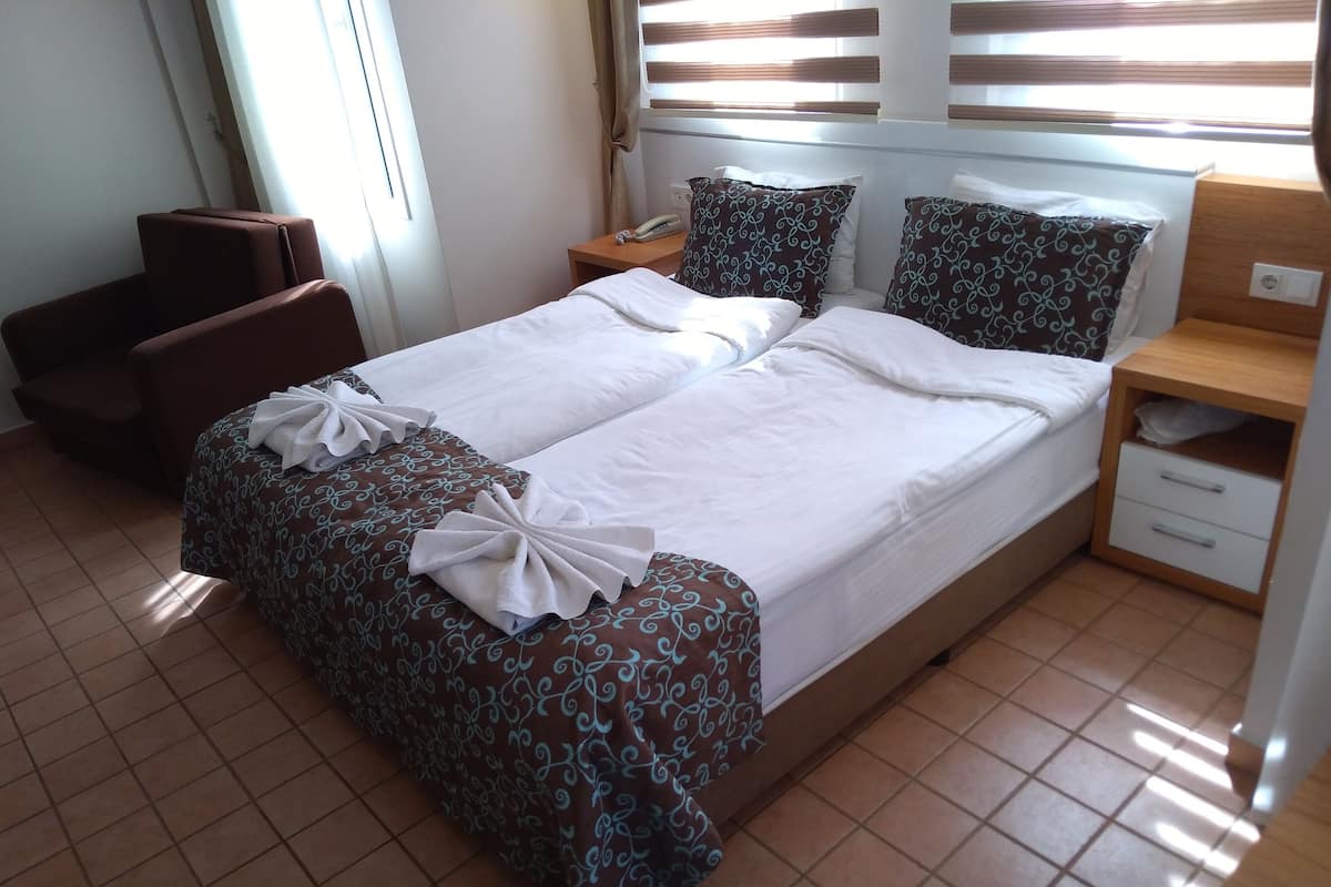 Family Room | Premium bedding, minibar, rollaway beds, free WiFi