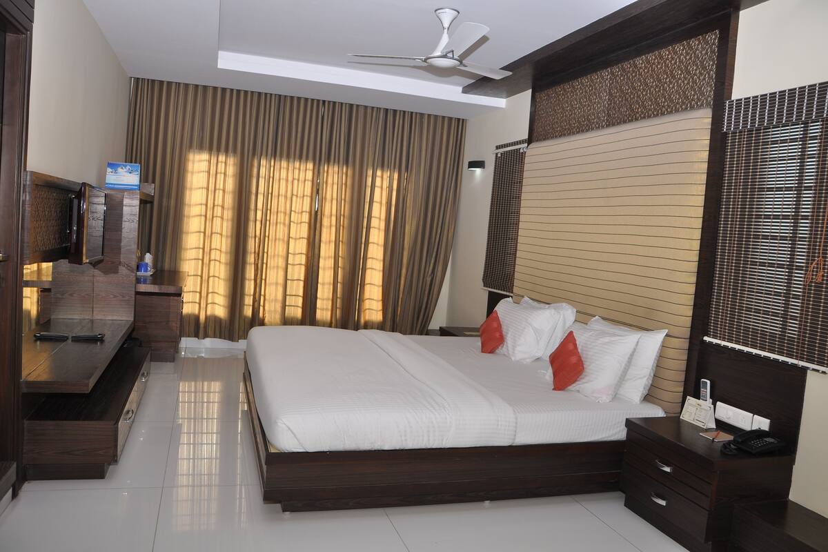 Phòng Suite Executive | Bộ đồ giường cao cấp, két bảo mật tại phòng, bàn, phòng cách âm