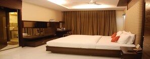 Bộ đồ giường cao cấp, két bảo mật tại phòng, bàn, phòng cách âm