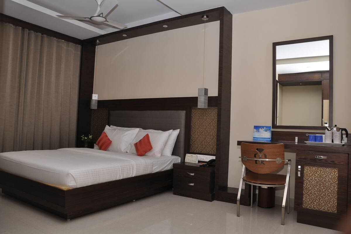 Phòng Deluxe | Bộ đồ giường cao cấp, két bảo mật tại phòng, bàn, phòng cách âm