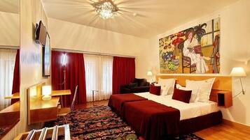 Habitació doble o amb dos llits individuals Deluxe | Caixa forta a l'habitació, decoració individual i escriptori