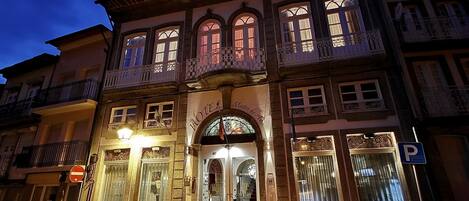 Fachada da propriedade à noite