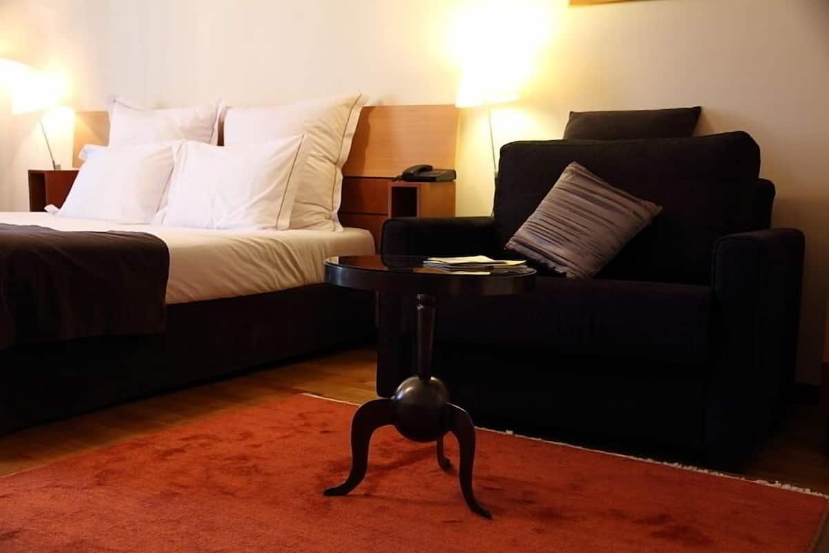 Deluxe kamer, 1 twee- of 2 eenpersoonsbedden | Een kluis op de kamer, individueel gedecoreerd, een bureau