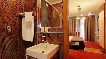 Deluxe Double or Twin Room | Bathroom | Free toiletries, hair dryer, towels, toilet paper