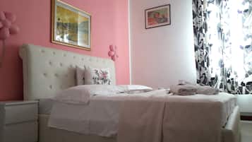 Quarto casal ou duplo | Cofres nos quartos, escrivaninha, berços (sobretaxa), Wi-Fi de cortesia