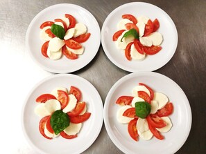 Petit déjeuner et déjeuner servis sur place, spécialités Cuisine locale