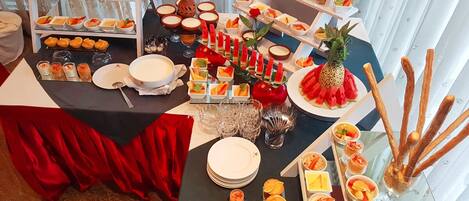 Free daily buffet breakfast