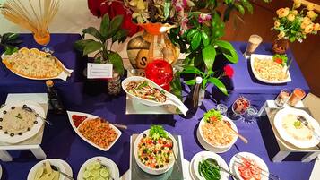 Free daily buffet breakfast