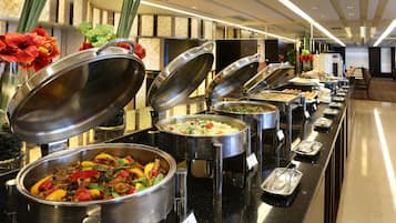 供應早餐、午餐及晚餐