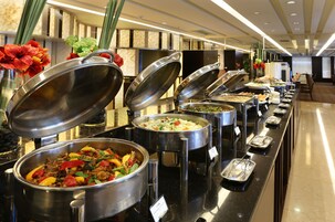 早餐，供應午餐和晚餐