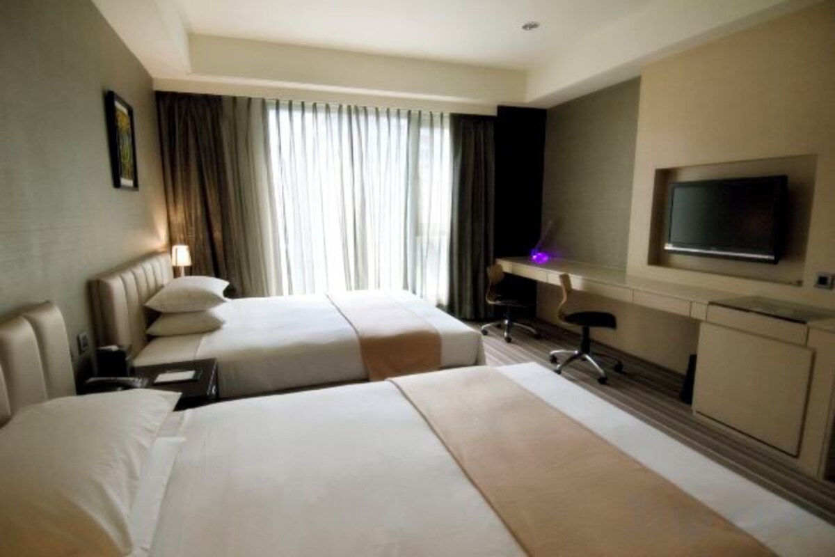 Down comforters, in-room safe, desk, blackout drapes