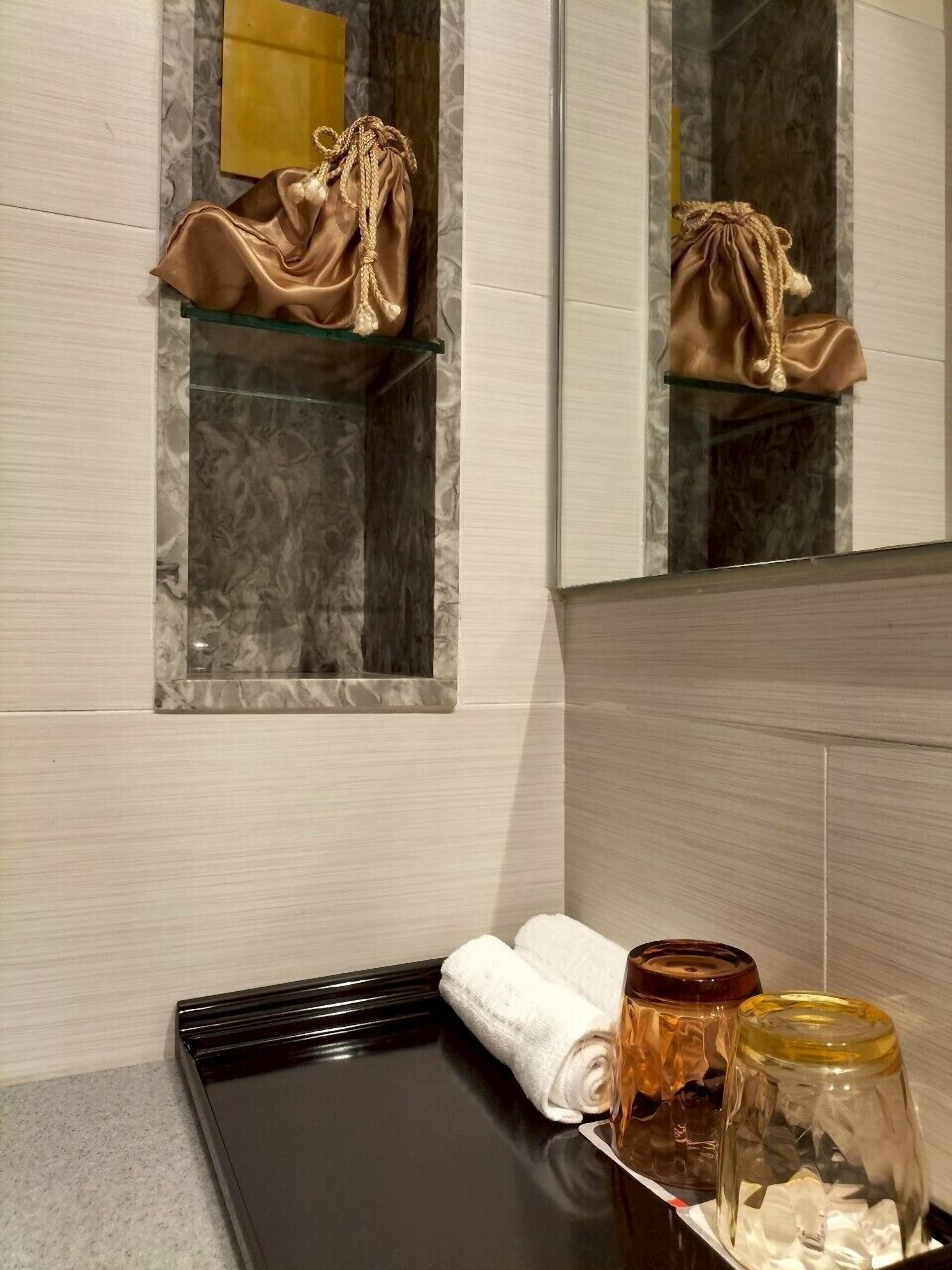 1 bedroom, down duvets, in-room safe, desk