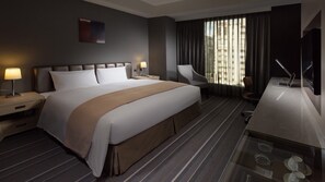 Selimut bulu angsa, brankas, meja kerja, dan tirai kedap cahaya