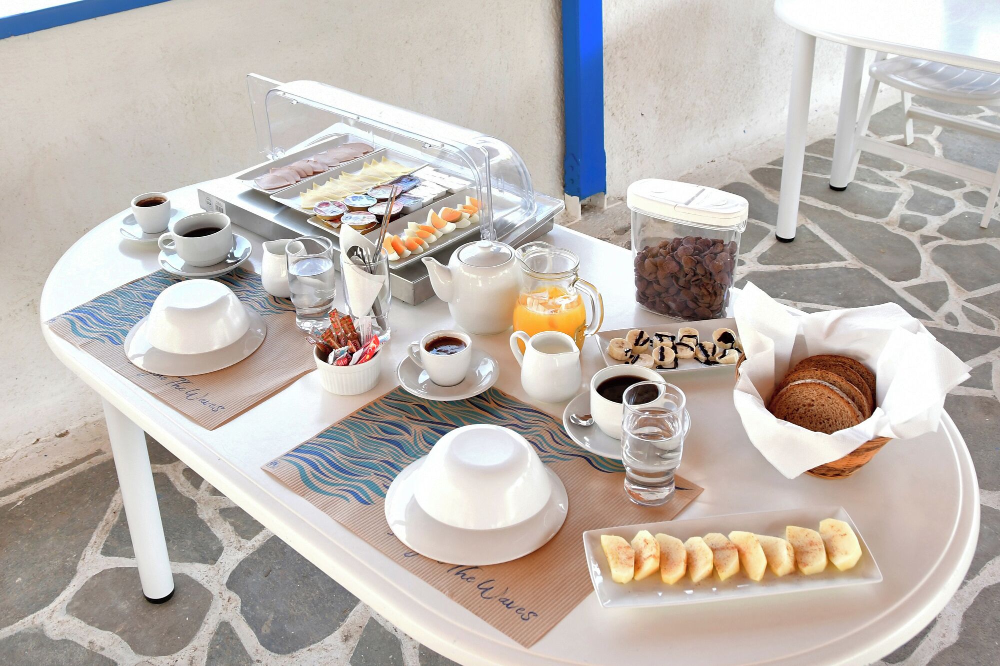 Un buffet de petit-déjeuner avec divers aliments et boissons disposés sur une table.