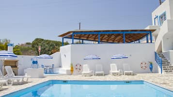 Piscine extérieure (ouverte en saison), parasols de plage