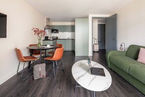 Full-size fridge, microwave, oven, stovetop - Marlin Apartments Canary Wharf (London)