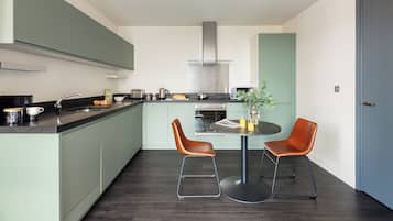 Full-size fridge, microwave, oven, stovetop