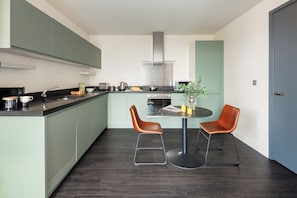 Full-sized fridge, microwave, oven, stovetop