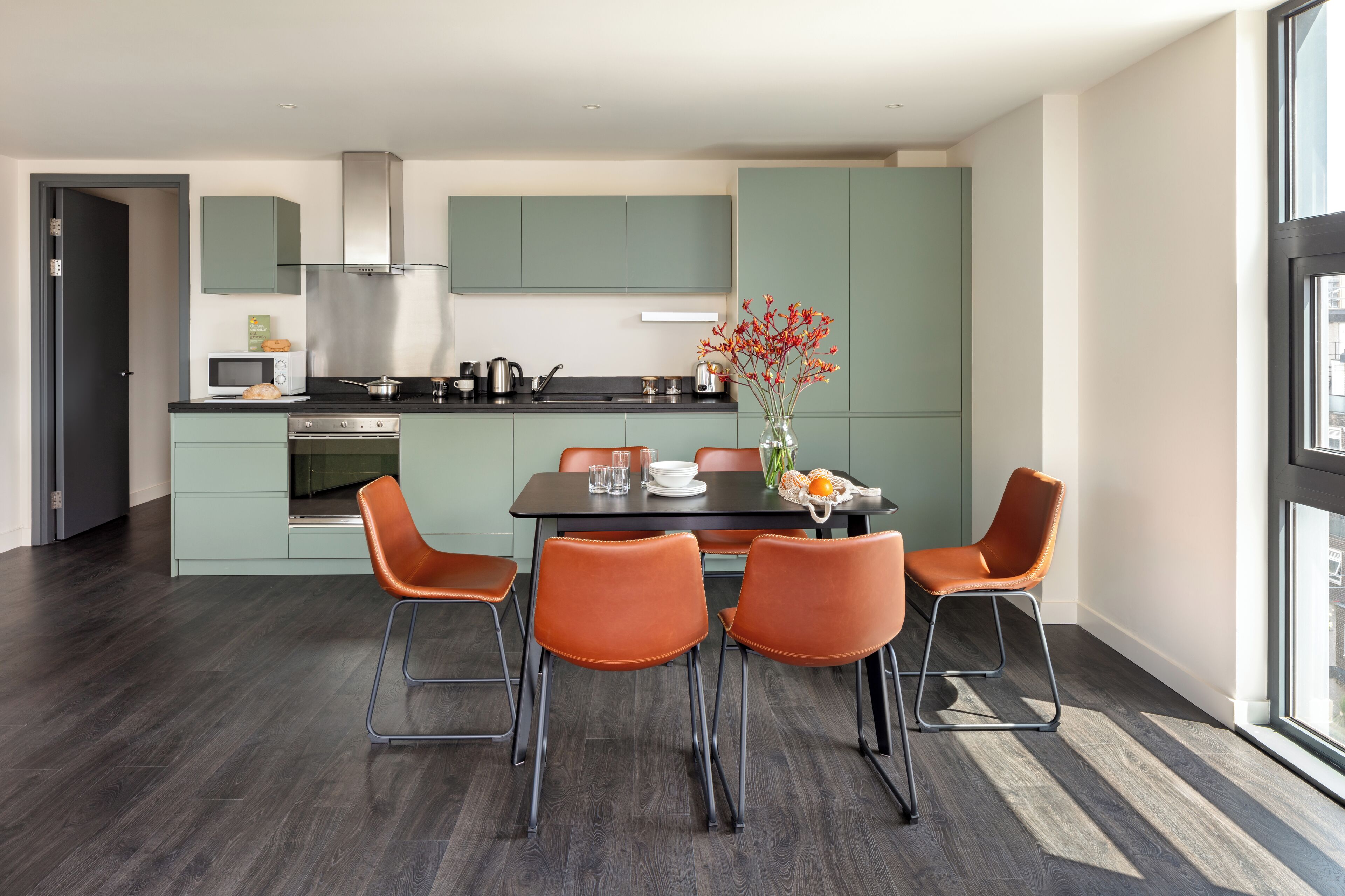 Een koelkast/vriezer, een magnetron, een oven, een kookplaat