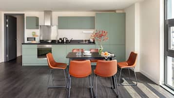 Grand réfrigérateur, micro-ondes, four, plaque de cuisson