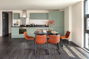 Full-sized fridge, microwave, oven, stovetop - Marlin Apartments Canary Wharf (London)