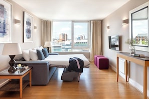 Estudio, 1 cama de matrimonio | Escritorio, tabla de planchar con plancha, wifi gratis y ropa de cama