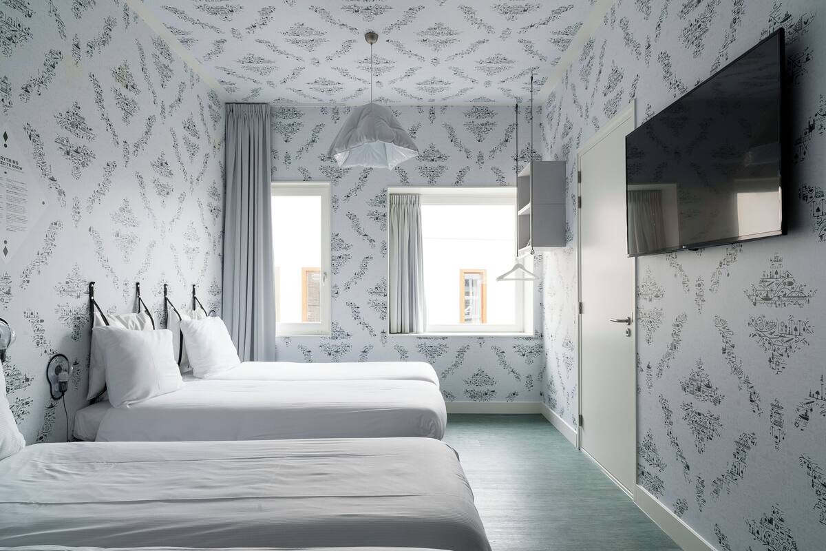 grand room | premium bedding, in-room safe, desk, iron/ironing board