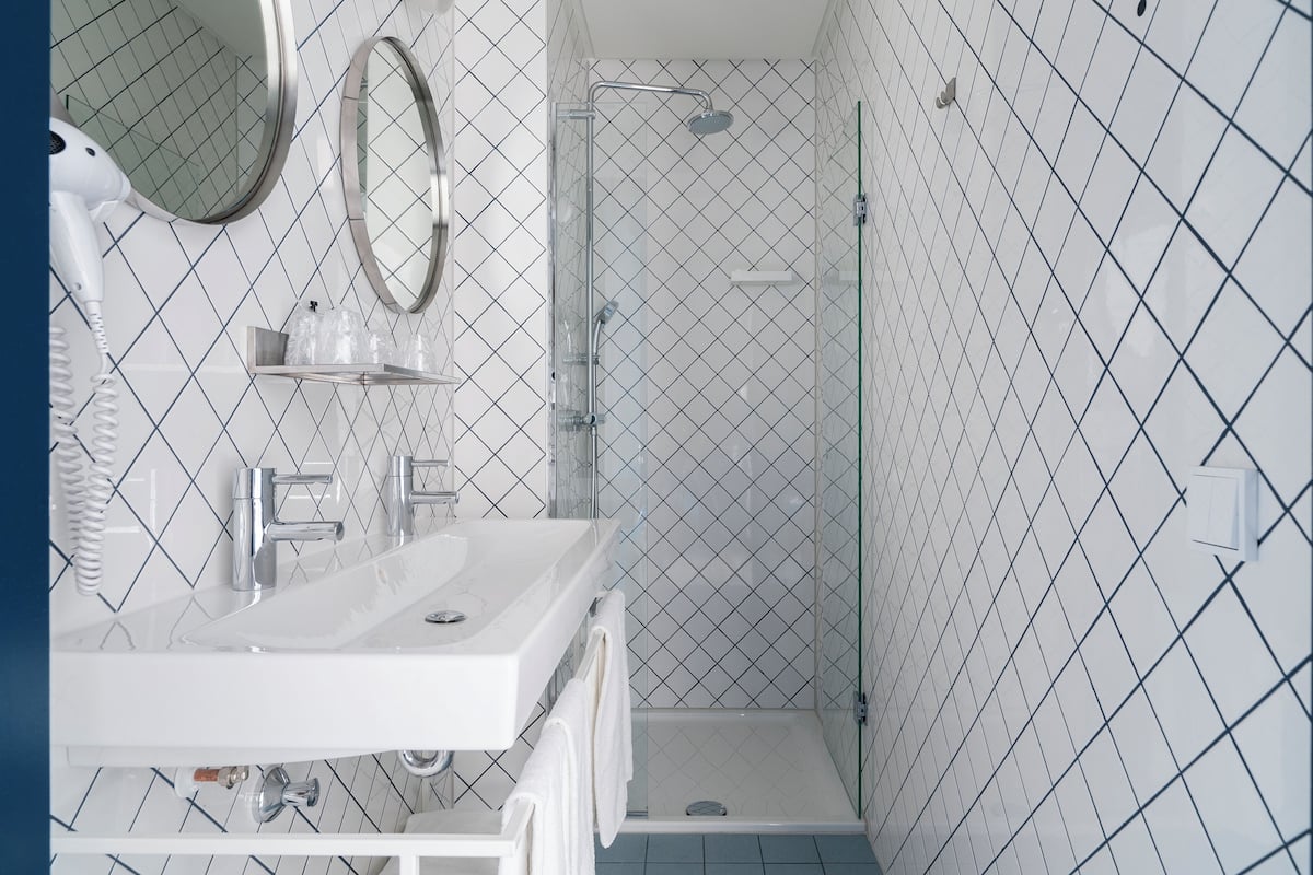 shower, rainfall showerhead, free toiletries, hair dryer