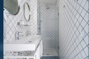 Dusche, Regendusche, kostenlose Toilettenartikel, Haartrockner