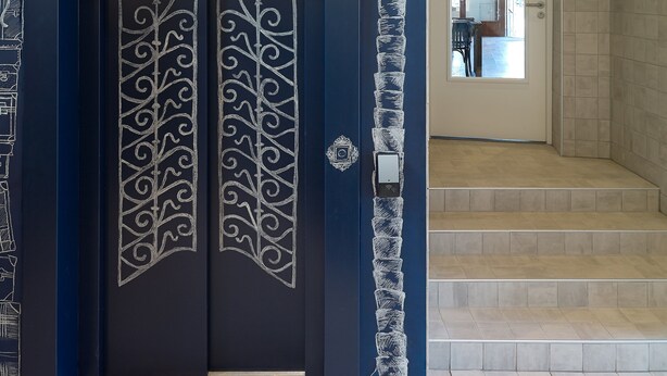 An elevator with a decorative palm tree design and the word "ELEVATOR" above the doors. - Kaboom Maastricht (Maastricht)