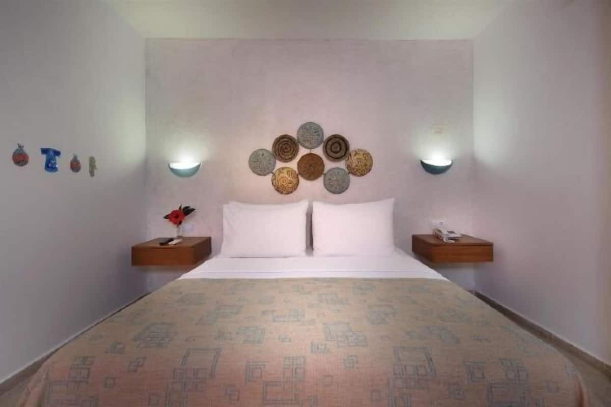 Premium bedding, free minibar, in-room safe, soundproofing
