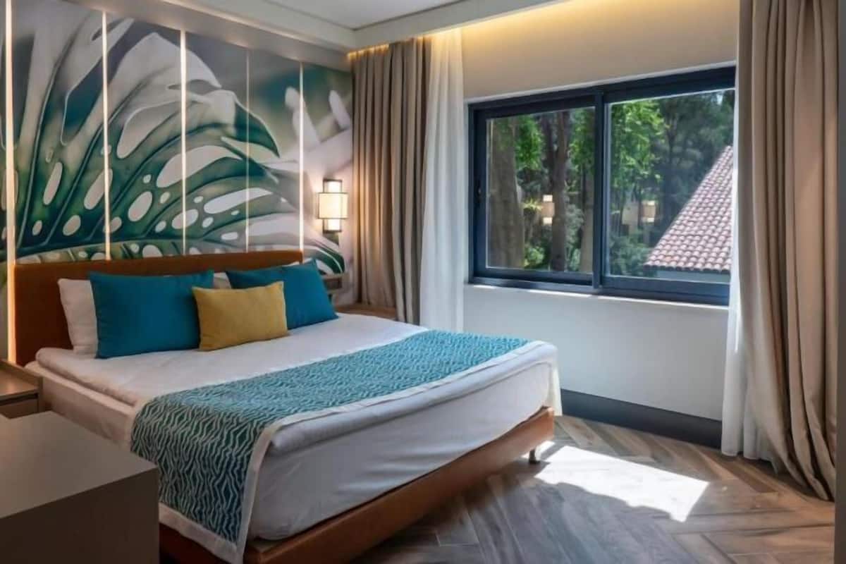 Premium bedding, free minibar, in-room safe, soundproofing