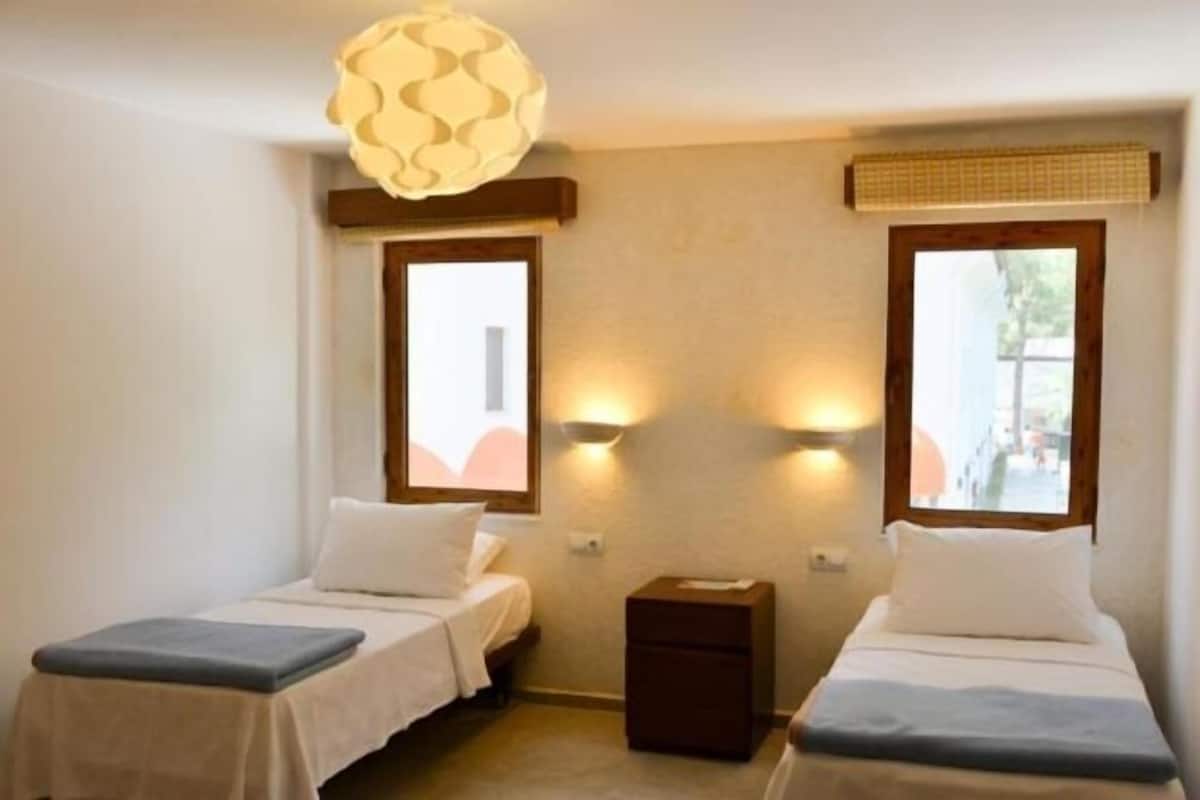 Premium bedding, free minibar, in-room safe, soundproofing
