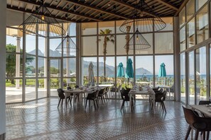 Phục vụ bữa sáng, bữa trưa và bữa tối 