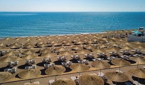 Privat strand, solsenger, parasoller og strandhåndklær