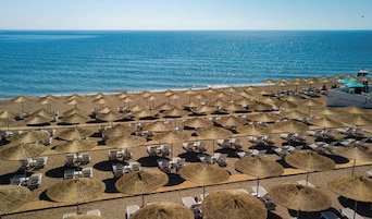 Ιδιωτική παραλία, ξαπλώστρες (σεζλόνγκ), ομπρέλες θαλάσσης