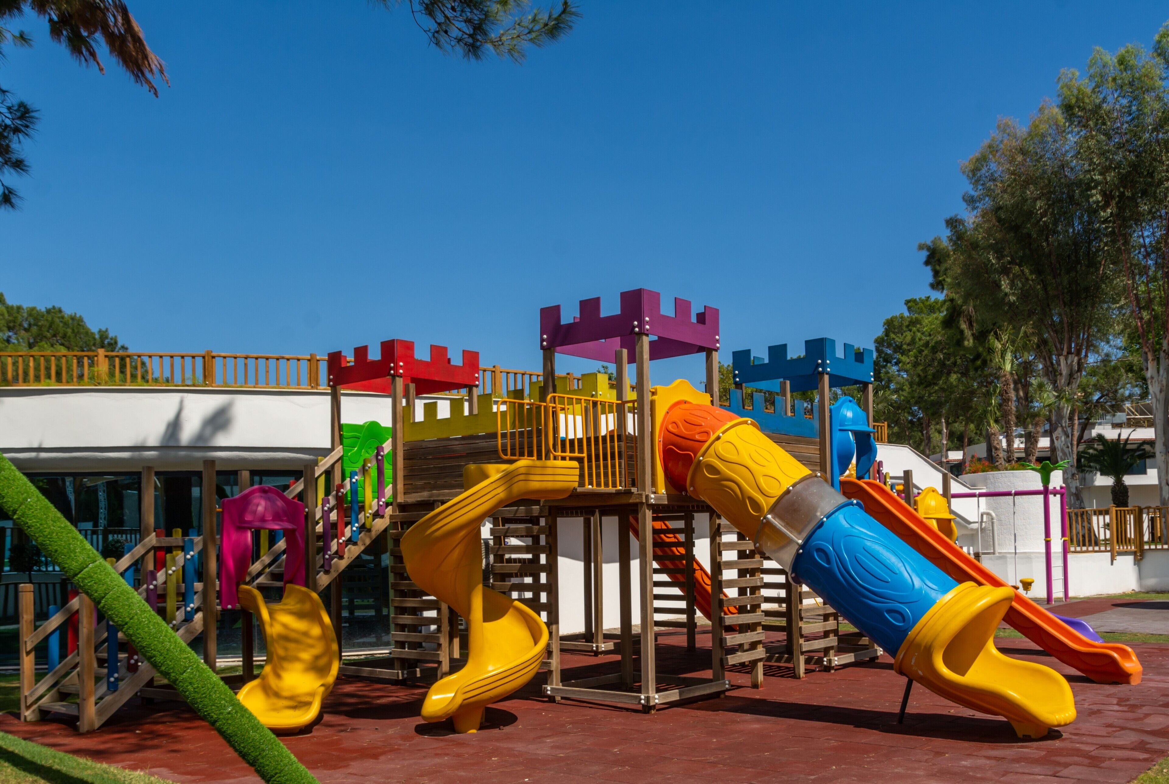 Un parque infantil con toboganes y estructuras para escalar.