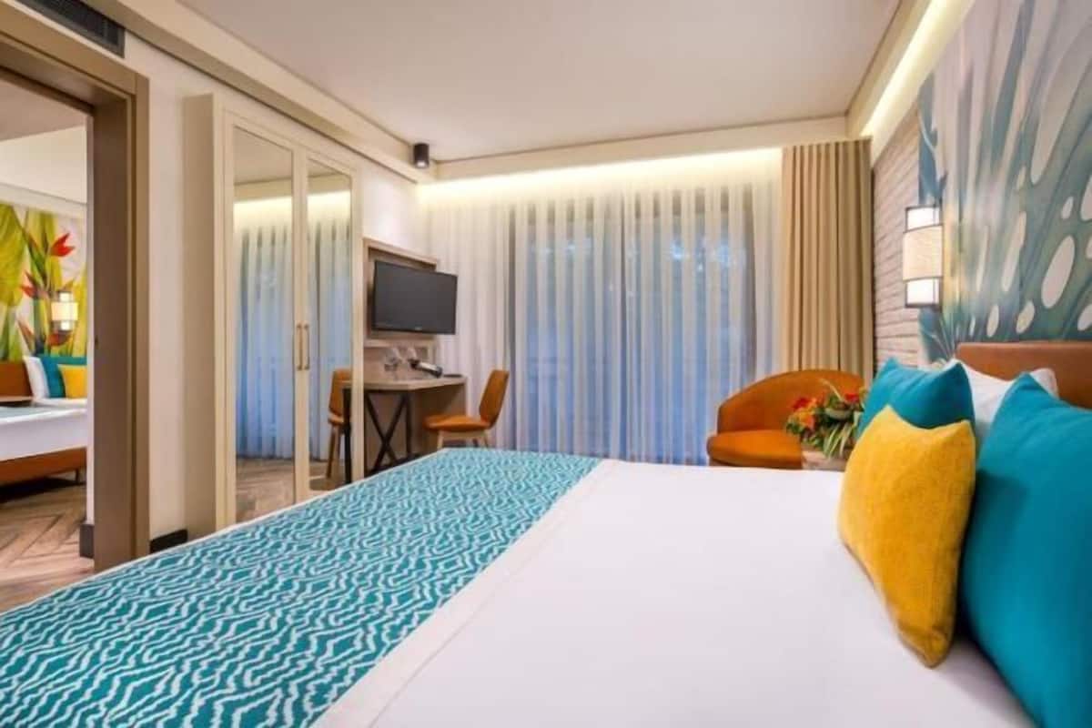 Premium bedding, free minibar, in-room safe, soundproofing