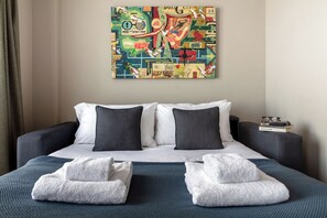 Studio, 1 Queen Bed with Sofa bed | Extra beds